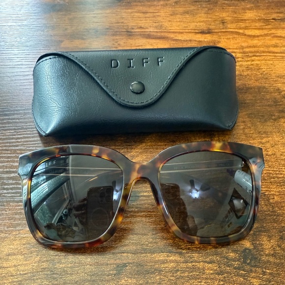 DIFF Bella Polarized Sunglasses - Picture 2 of 13